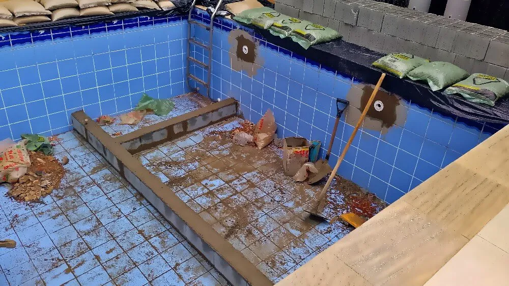 Reforma da piscina - remoção dos dispositivos antigos