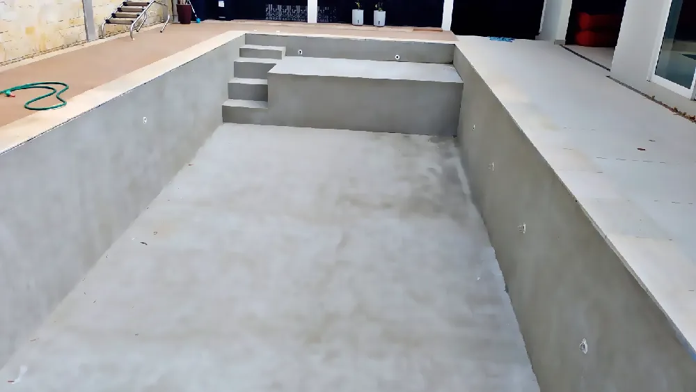 Chegamos ao final da primeira etapa da reforma da piscina. Role para baixo e veja o resultado!