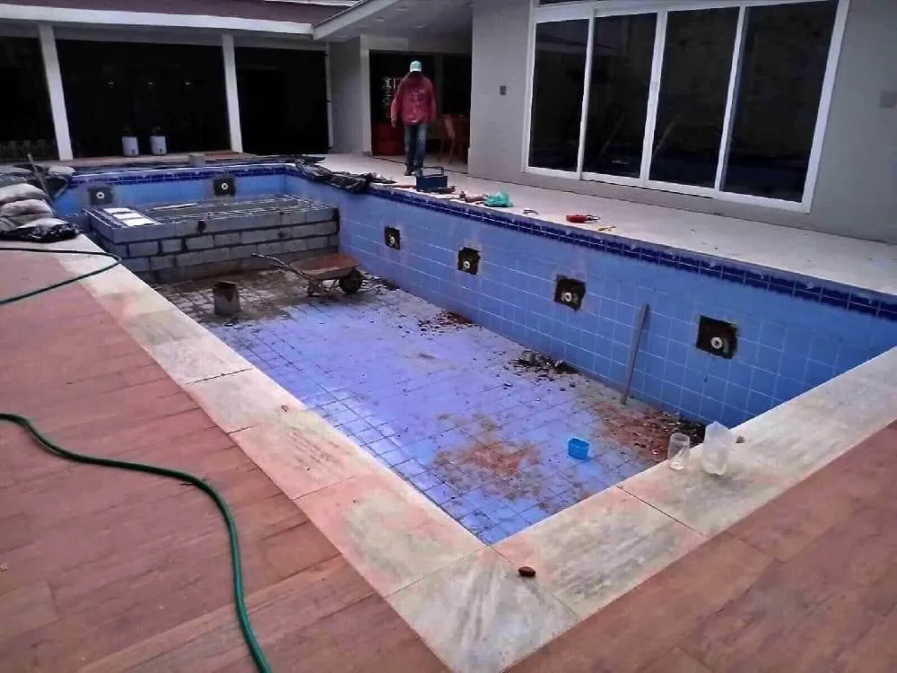 Transformação de piscina de azulejo em vinil foto 2 tirada em 12 de Agosto 2025