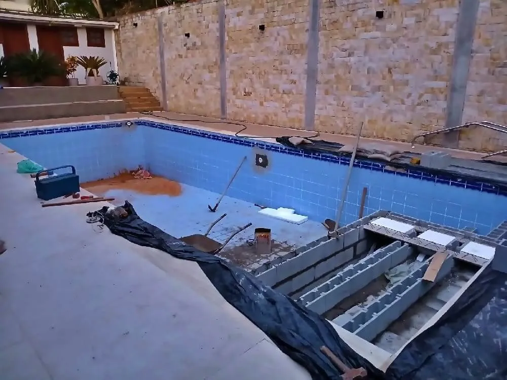 Transformação de piscina de azulejo em vinil foto tirada em 12 de Agosto 2025
