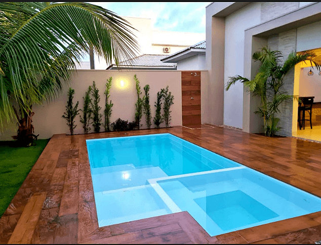 Piscina instalada em terreno plano