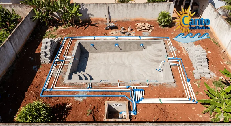 Construção da rede hidráulica da piscina.