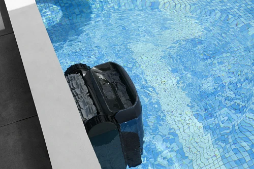 Robô Aspirador Beatbot AquaSense Pro aspirando as paredes da piscina.