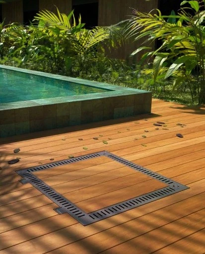 Tampa integrada ao deck de madeira