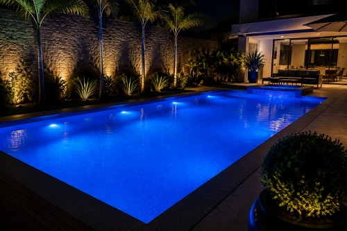 Piscina iluminada à noite