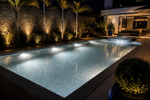 Água transparente de uma piscina residencial