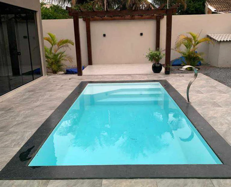 Piscina de Fibra modelo Infinity com escada
